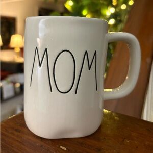 NWOT Rae Dunn “Mom” Mug 16 Oz